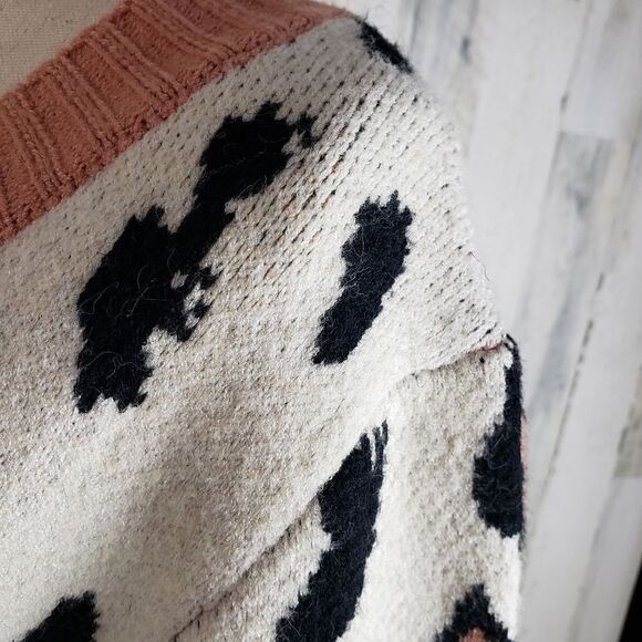Cozy Casual Leopard Cheetah Sweater Sz M/L - Picture 3 of 9